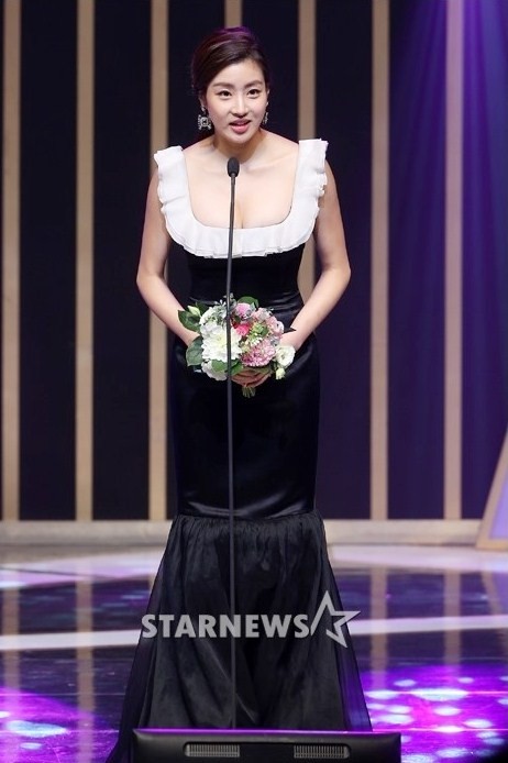 Foto Kang Sora Raih Piala Excellence Award, Actress