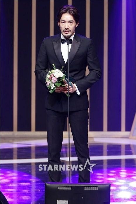 Gambar Foto Otani Ryohei Raih Piala Global Actor