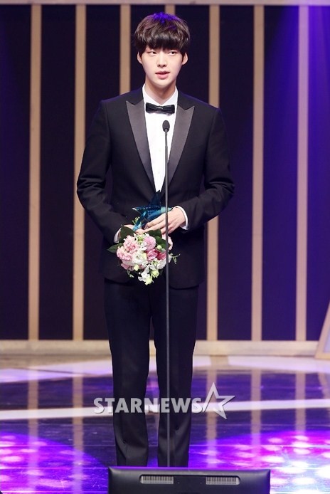 Gambar Foto Ahn Jae Hyun Raih Piala Best New Male Actor