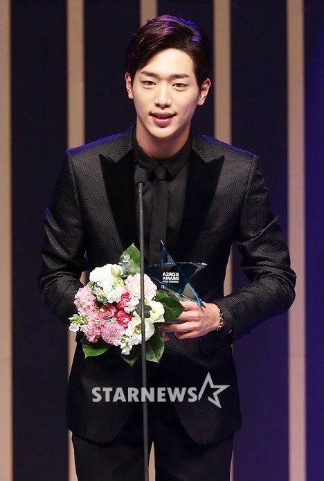 Gambar Foto Seo Kang Joon Raih Piala Best New Male Actor