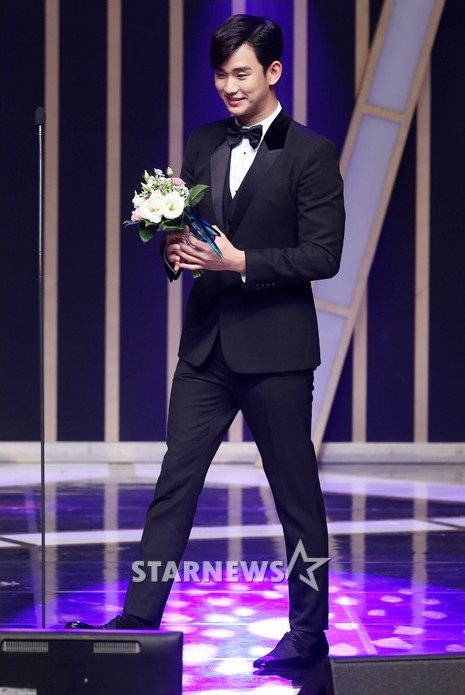 Gambar Foto Kim Soo Hyun Raih Piala Hallyu Hot Star