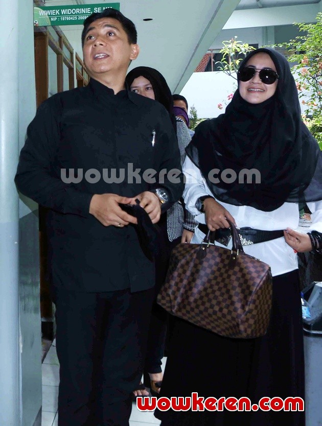 Gambar Foto Pipik Dian Irawati Saat Berada di Pengadilan Negeri Jakarta Selatan