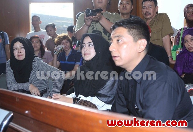 Gambar Foto Pipik Dian Irawati Saat Berada di Pengadilan Negeri Jakarta Selatan