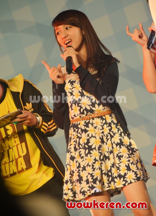 Gambar Foto Ayana di Handshake Festival untuk Single Keenam 'Gingham Check'