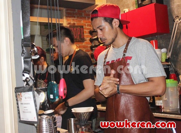 Gambar Foto Chico Jericho Pelajari Seluk Beluk Kopi Demi Film 'Filosofi Kopi'