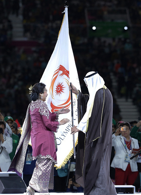 Gambar Foto Ketua KONI Rita Subowo Terima Bendera Komite Olimpiade Asia
