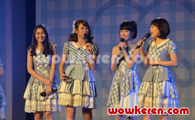 Gambar Foto Handshake Festival untuk Single Keenam 'Gingham Check'