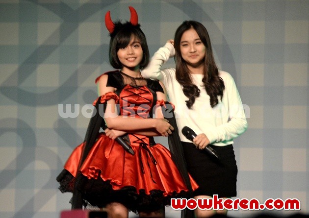 Gambar Foto Sisil dan Della JKT48 di Handshake Festival untuk Single Keenam 'Gingham Check'