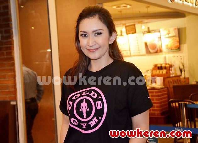 Gambar Foto Nafa Urbach Konferensi Pers 'Skechers GO Walk Pink Ribbon'
