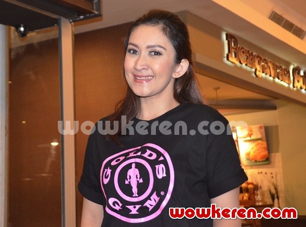 Gambar Foto Nafa Urbach Konferensi Pers 'Skechers GO Walk Pink Ribbon'