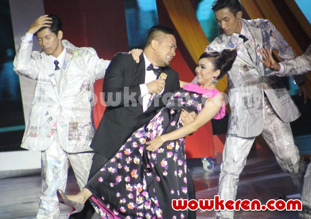 Gambar Foto Penampilan Spesial Saiful Jamil dan Rina Nose di Acara 'Gemilang 12 Global TV'