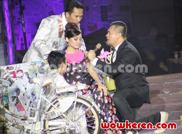 Gambar Foto Saiful Jamil Saat Coba Menggoda Rina Nose