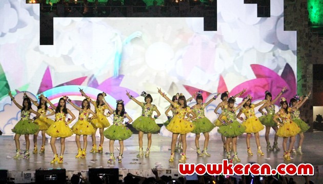 Gambar Foto JKT48 Saat Tampil Nyanyikan Lagu 'Kokoro no Placard'