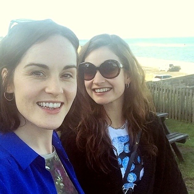 Foto Lily James saat Liburan, Keluarga dan Pasangan 