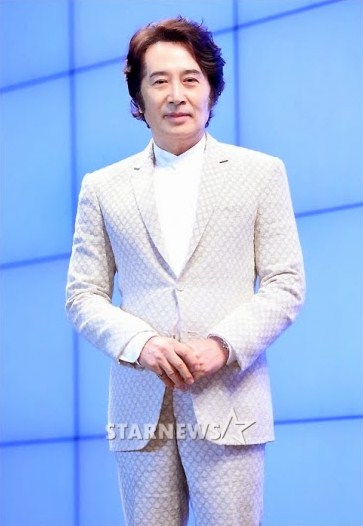 Gambar Foto Baek Yoon Sik di Jumpa Pers Serial 'Tomorrow Cantabile'