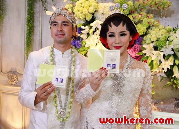 Gambar Foto Raffi Ahmad dan Nagita Slavina Menunjukkan Buku Nikah