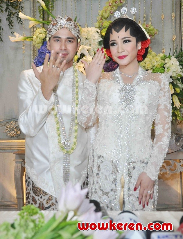 Foto Syahnaz Sadiqah dan Ibunda Mengapit Desainer Anne Foto Syahnaz Sadiqah dan Ibunda Mengapit Desainer Anne