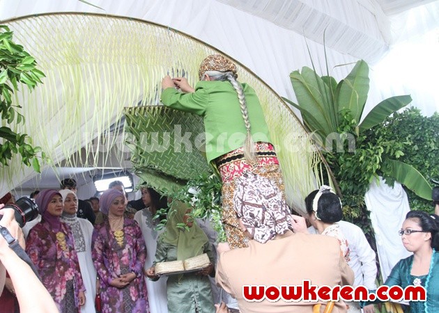 Gambar Foto Ayah Nagita Slavina Memasang Bleketepe sebagai Simbol Tolak Bala