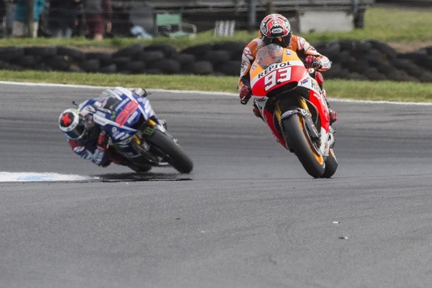 Gambar Foto Marc Marquez Mengungguli Jorge Lorenzo