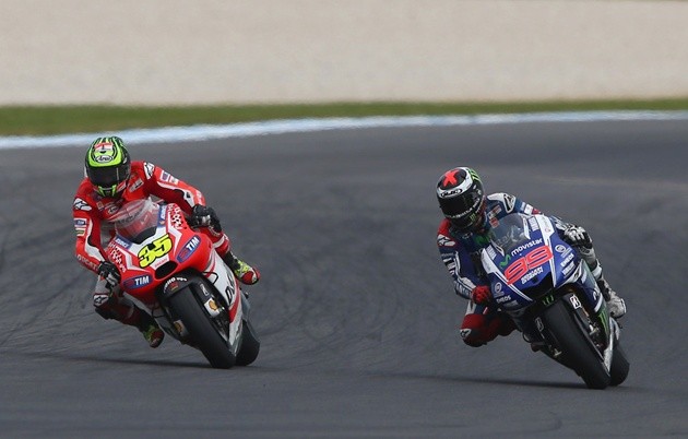 Gambar Foto Carl Crutchlow Berusaha Menyusul Jorge Lorenzo