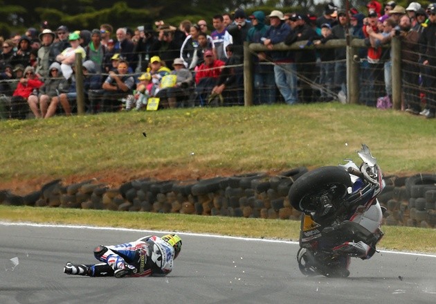 Gambar Foto Alex De Angelis Jatuh di Lintasan