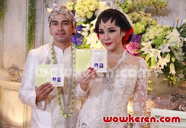 Gambar Foto Raffi Ahmad dan Nagita Slavina Menunjukkan Buku Nikah