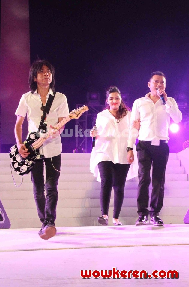 Gambar Foto Ashanty dan Anang Hermansyah Ramaikan 'Konser Salam Tiga Jari'