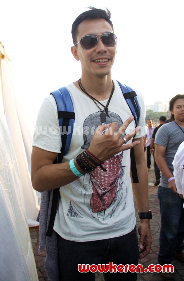 Gambar Foto Darius Sinathrya Hadir di 'Konser Salam Tiga Jari' Foto 2