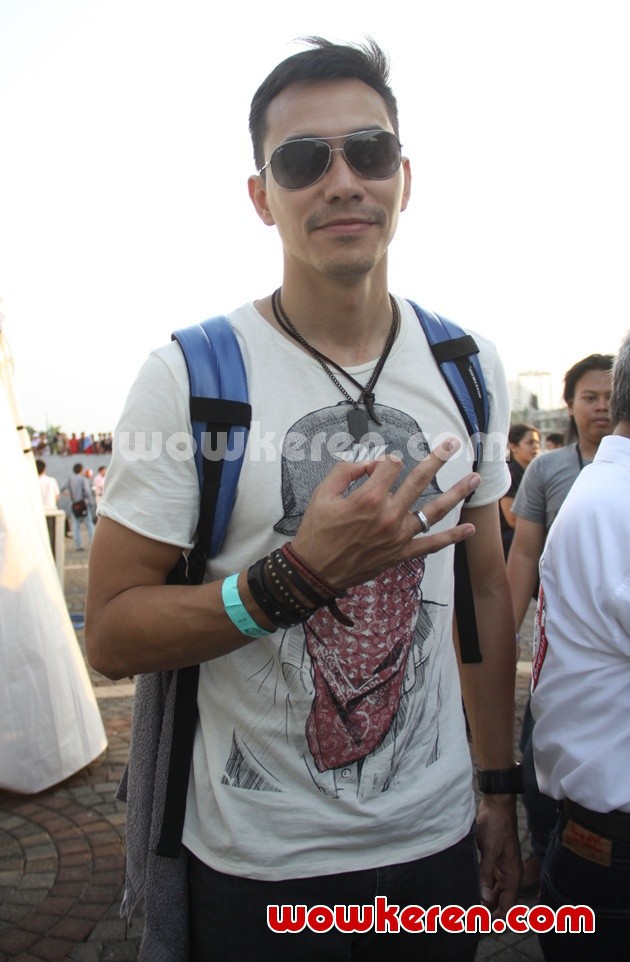 Gambar Foto Darius Sinathrya Saat Ditemui di 'Konser Salam Tiga Jari