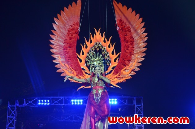 Gambar Foto Penampilan Dewi Persik Gunakan Sling