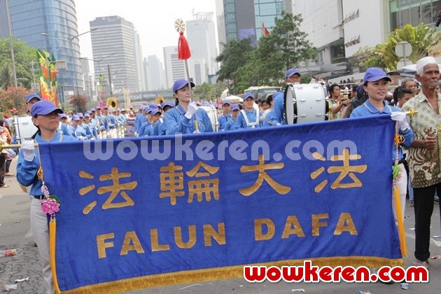 Gambar Foto Kelompok Falun Dafa dalam Iring-Iringan