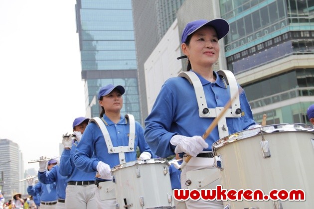 Gambar Foto Kelompok Falun Dafa dalam Iring-Iringan