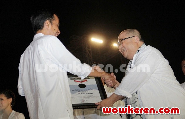 Gambar Foto Jaya Suprana Berikan Piagam MURI Atas Pemecahan Rekor Mendapat Sambutan Rakyat Terakbar