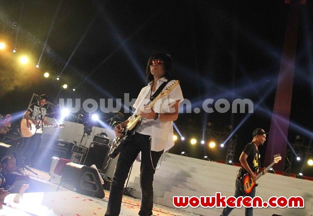 Gambar Foto Abdee Negara di 'Konser Salam Tiga Jari'