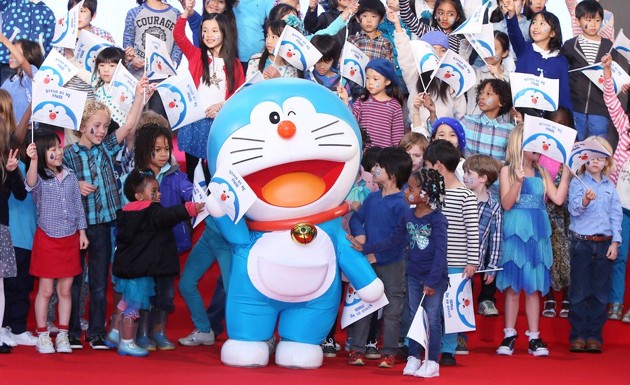 Gambar Foto Doraemon Bermain Bersama Anak-Anak di Tokyo International Film Festival 2014