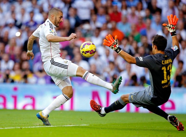 Foto Karim Benzema Saat Berhadapan dengan Kiper Barcelona Claudio Bravo