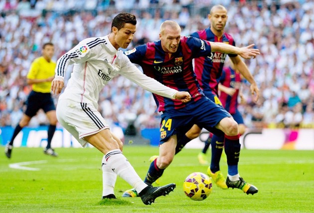 Gambar Foto Cristiano Ronaldo Saat Dihadang Jeremy Mathieu