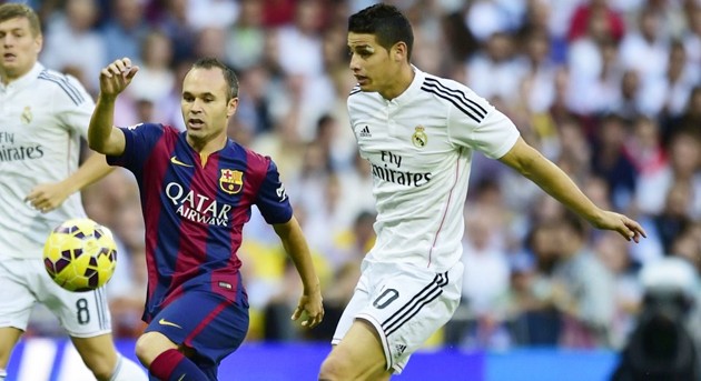 Gambar Foto Andres Iniesta Saat Berebut Bola dengan James Rodriguez