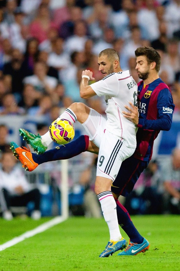 Gambar Foto Karim Benzema Saat Berduel dengan Gerard Pique