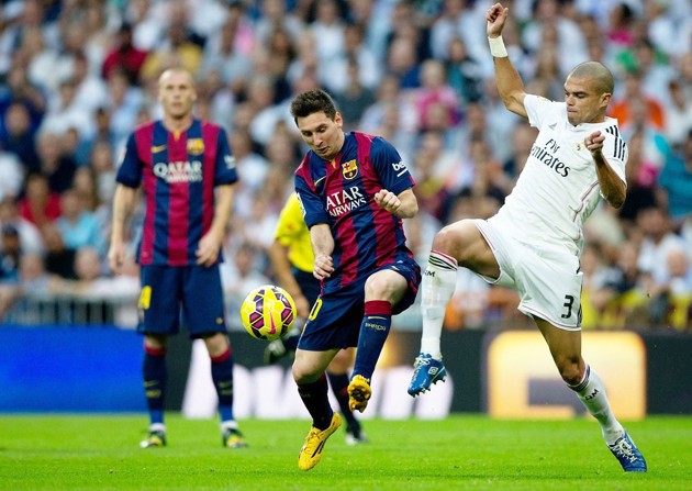 Gambar Foto Duel Lionel Messi vs Pepe