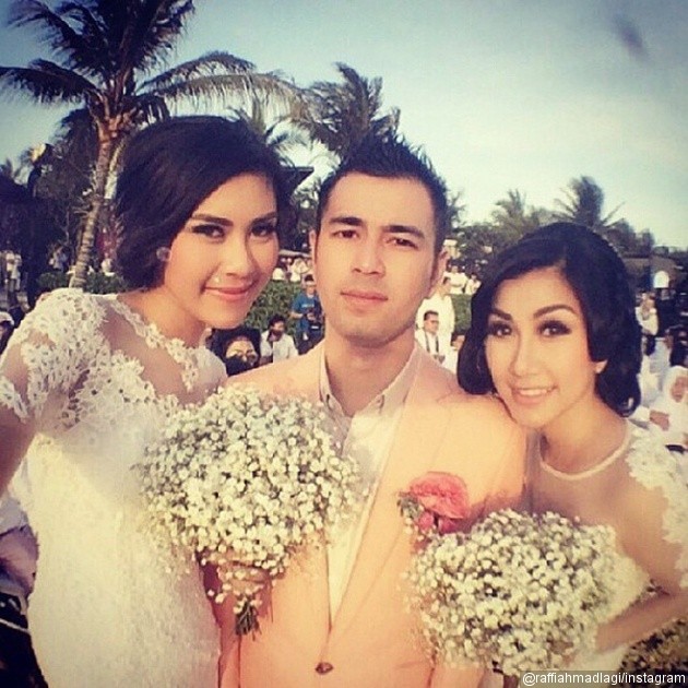 Gambar Foto Raffi Ahmad Bersama Kedua Saudarinya