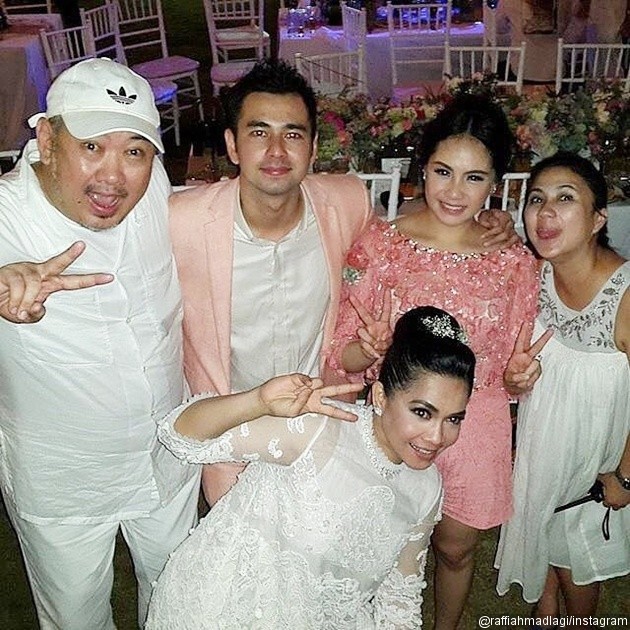 Gambar Foto Raffi Ahmad Kenakan Jas Merah Muda Atas Permintaan Nagita Slavina