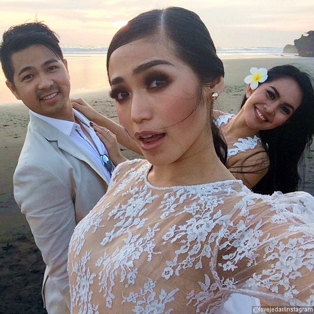 Gambar Foto Jessica Iskandar dan Kartika Putri Selfie di Tepi Pantai