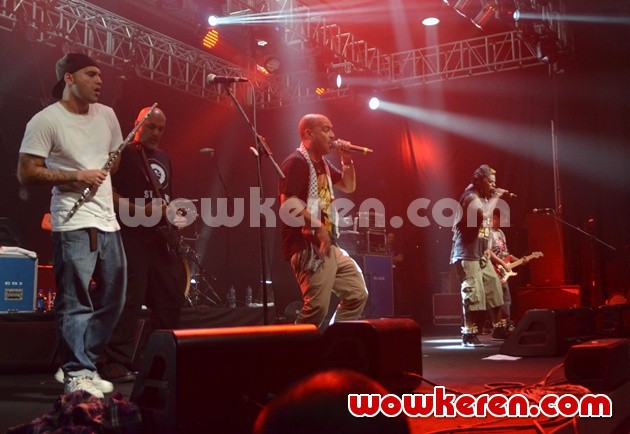 Gambar Foto Asian Dub Foundation Saat Tampil di Java Sounds Fair 2014