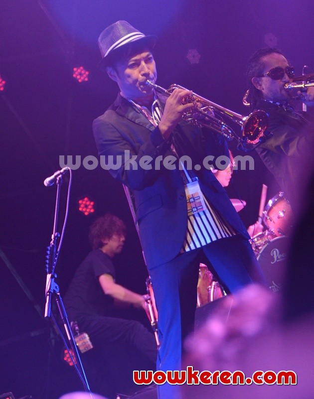 Gambar Foto Tokyo Ska Paradise Orchestra Saat Tampil di Java Sounds Fair 2014