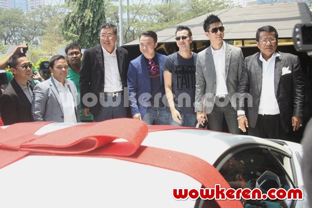 Gambar Foto Raffi Ahmad Dapat Hadiah Pernikahan Lamborghini Aventador LP700-4