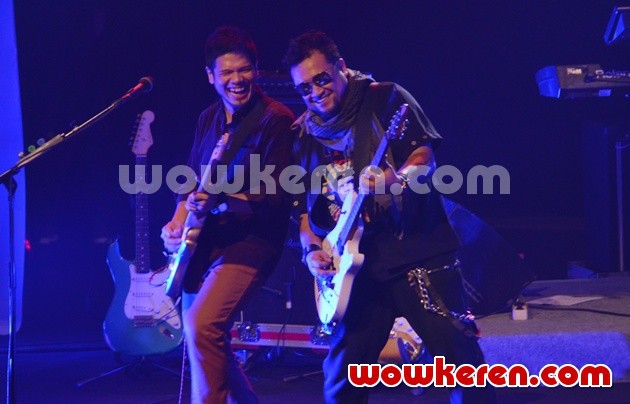 Gambar Foto Aksi Baim dan Baron di Konser Six Strings