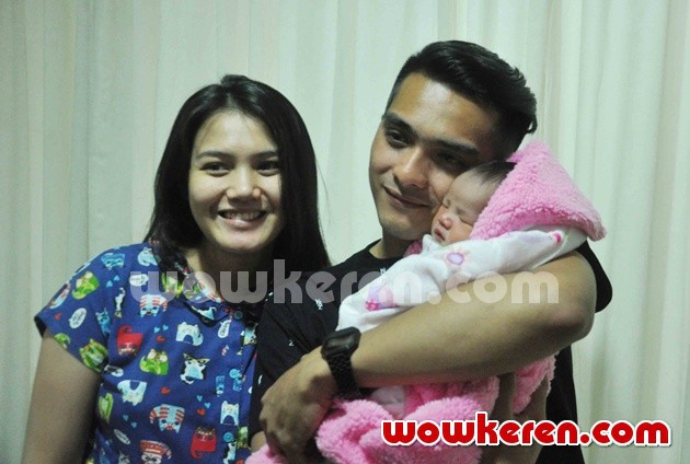 Gambar Foto Ricky Harun dan Herfiza Novianti Dikaruniai Anak Pertama