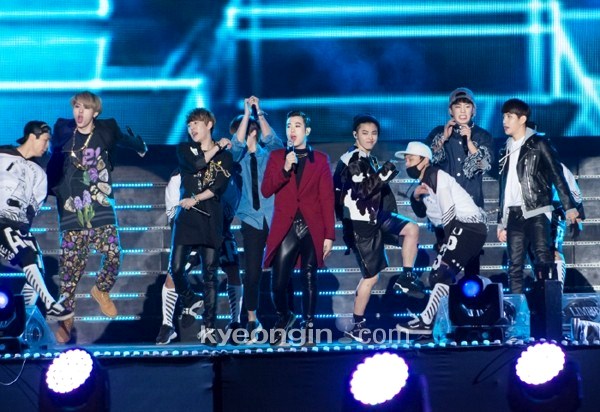 Gambar Foto Block B Saat Tampil di Asia Song Festival 2014