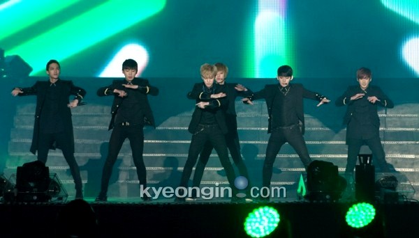 Gambar Foto Teen Top Saat Tampil di Asia Song Festival 2014